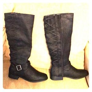 Women’s 8 Black flat suede boots